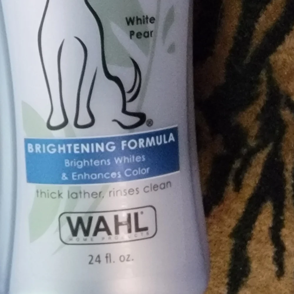 Wahl Dog Or Cat Proffessional  Whitening Shampoo with Brightening Formula 24 Oz